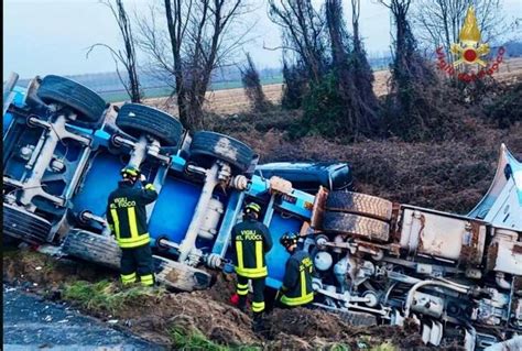 Pordenone, scontro tra camion e unambulanza: 3。